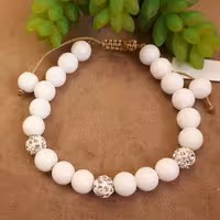 دستبند زیبای سنگ اونیکس سفید و گوی های سواروسکی درخشان