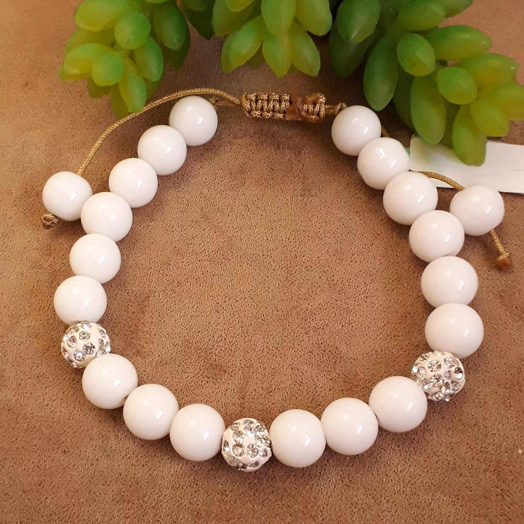 دستبند زیبای سنگ اونیکس سفید و گوی های سواروسکی درخشان