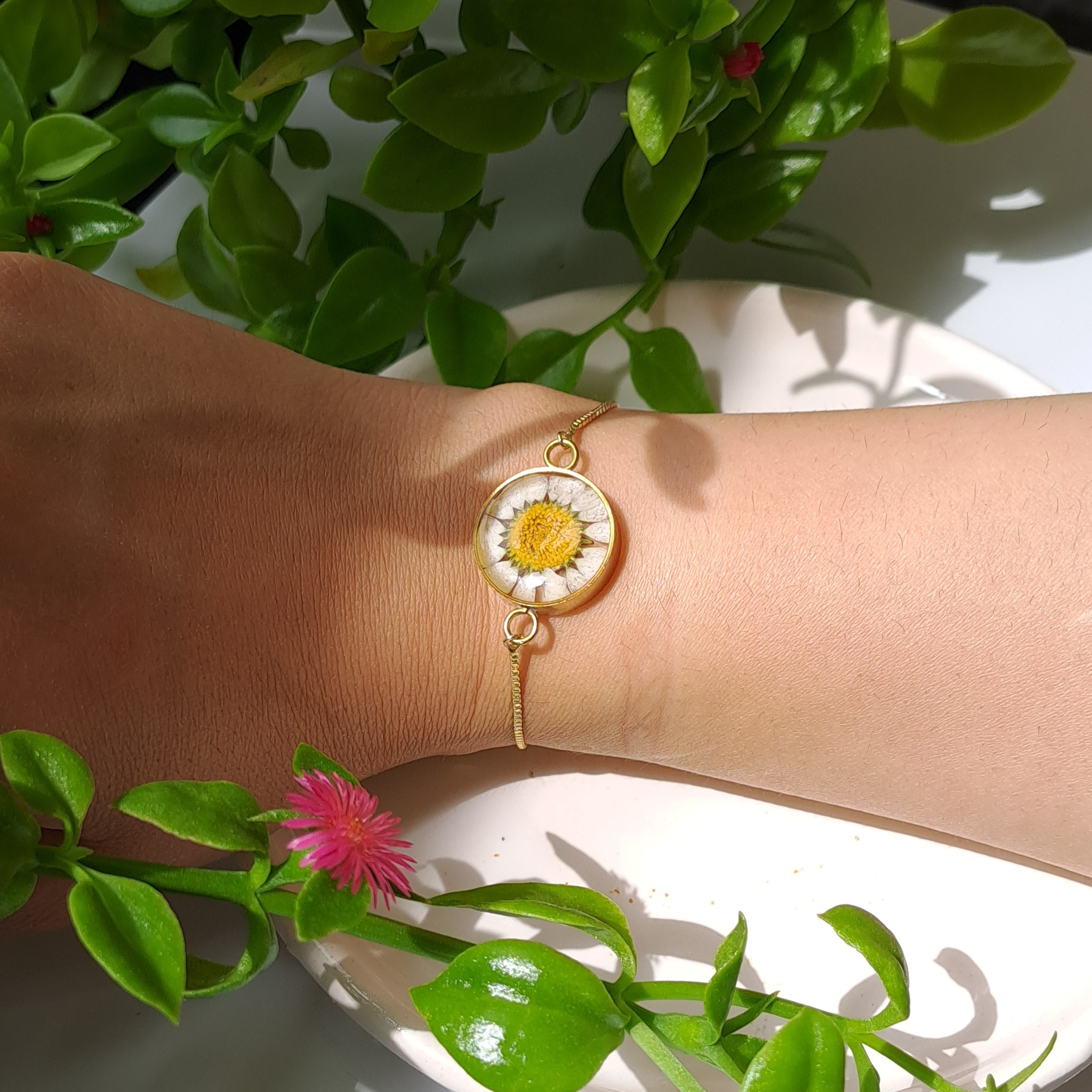 دستبند گل طبیعی بابونه، بند آسانسوری و قابل تغییر سایز ، ست و نیم ست قابل سفارش است.