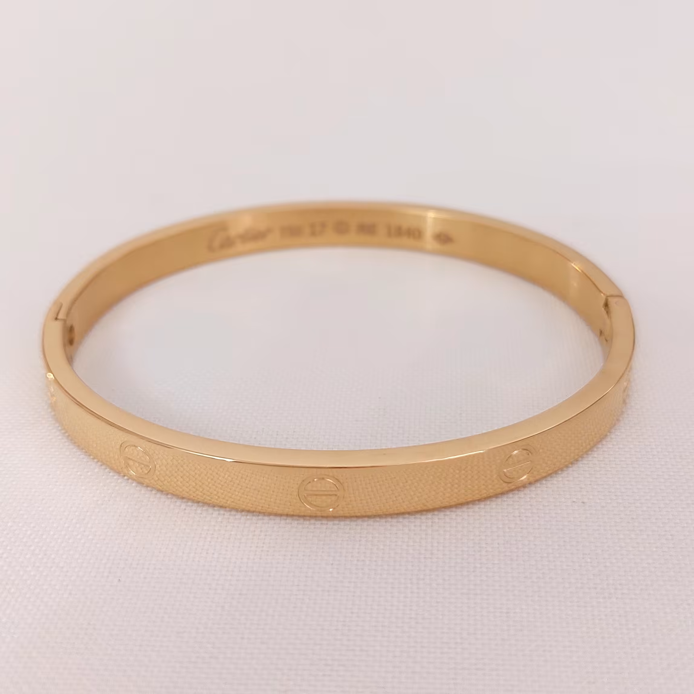 دستبند النگویی استیل کارتیر حک شده با آبکاری طلا و رنگ ثابت 