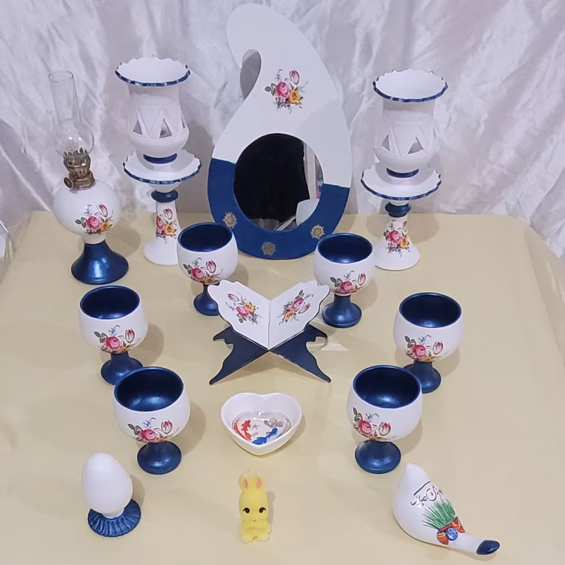 هفت سین کامل سفالی با جام های آبی رنگ بهمراه فانوس سفالی و رحل قرآن 