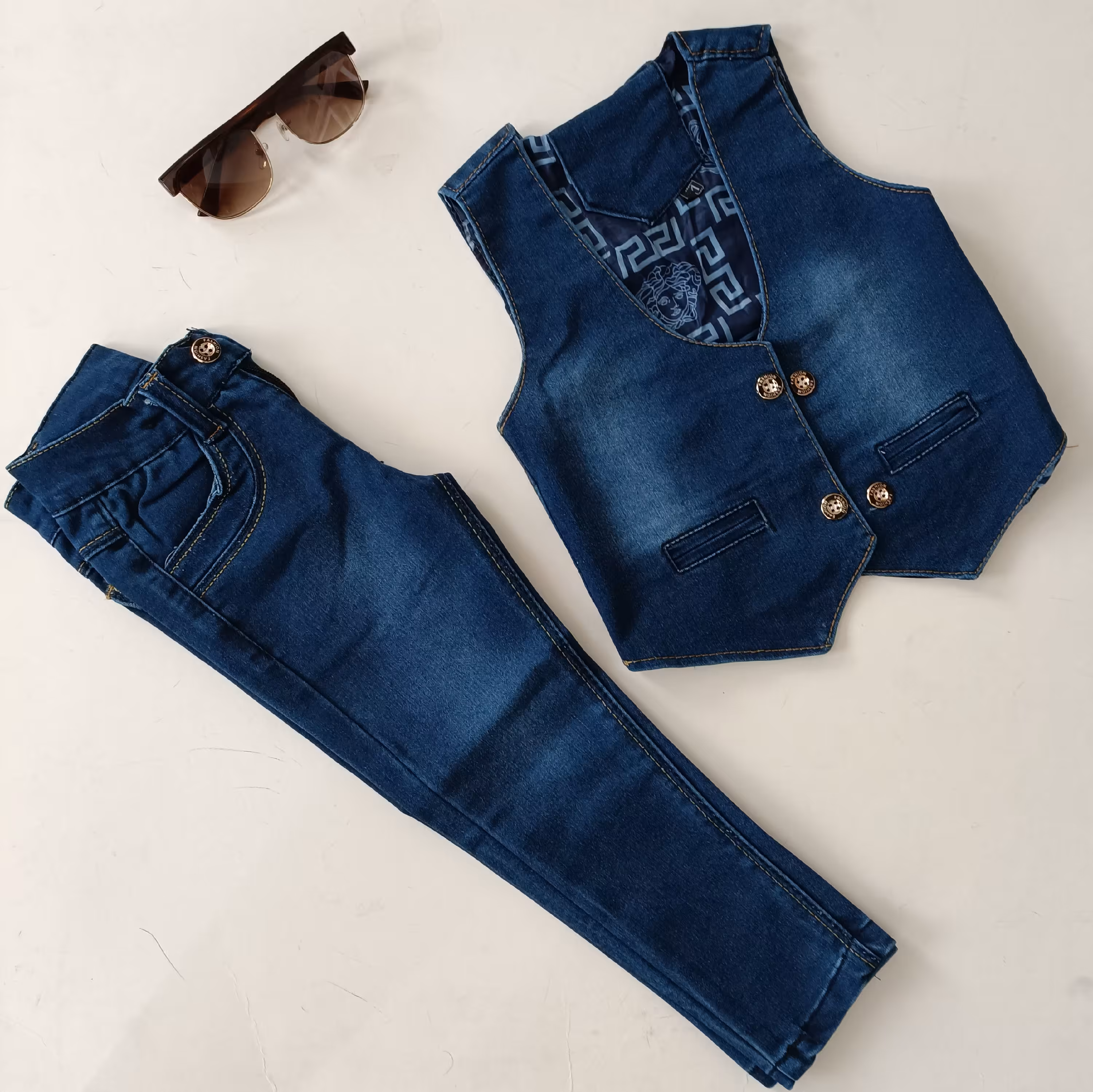 ست جلیقه و شلوار جین بهمراه یک پیراهن بعنوان اشانتیون