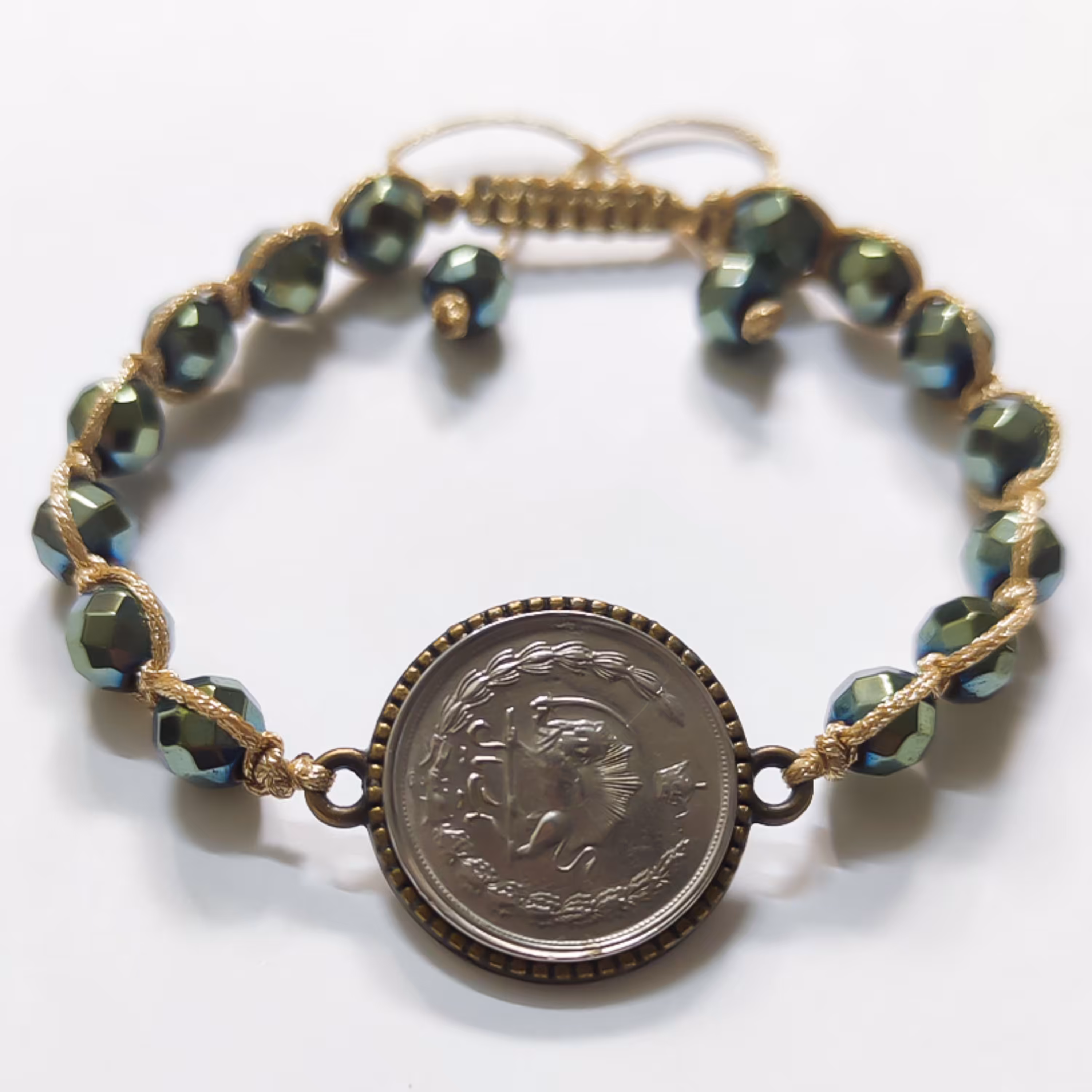 دستبند سکه با سنگ هماتیت سبز هفت رنگ و نخ لمه طلایی مناسب هدیه و روزمره
