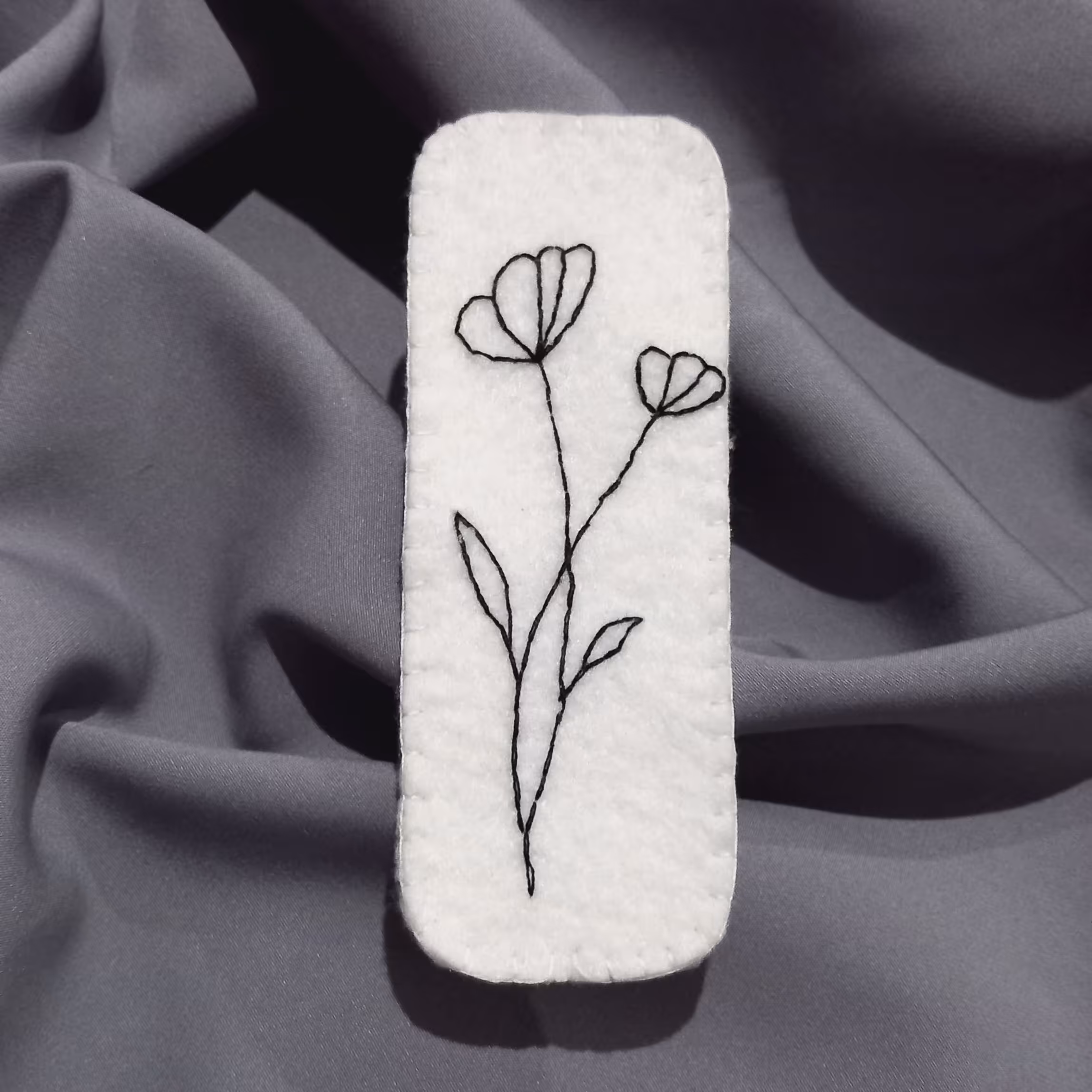 بوکمارک (نشانگر کتاب) نمدی گلدوزی شده با طرح مینیمال 