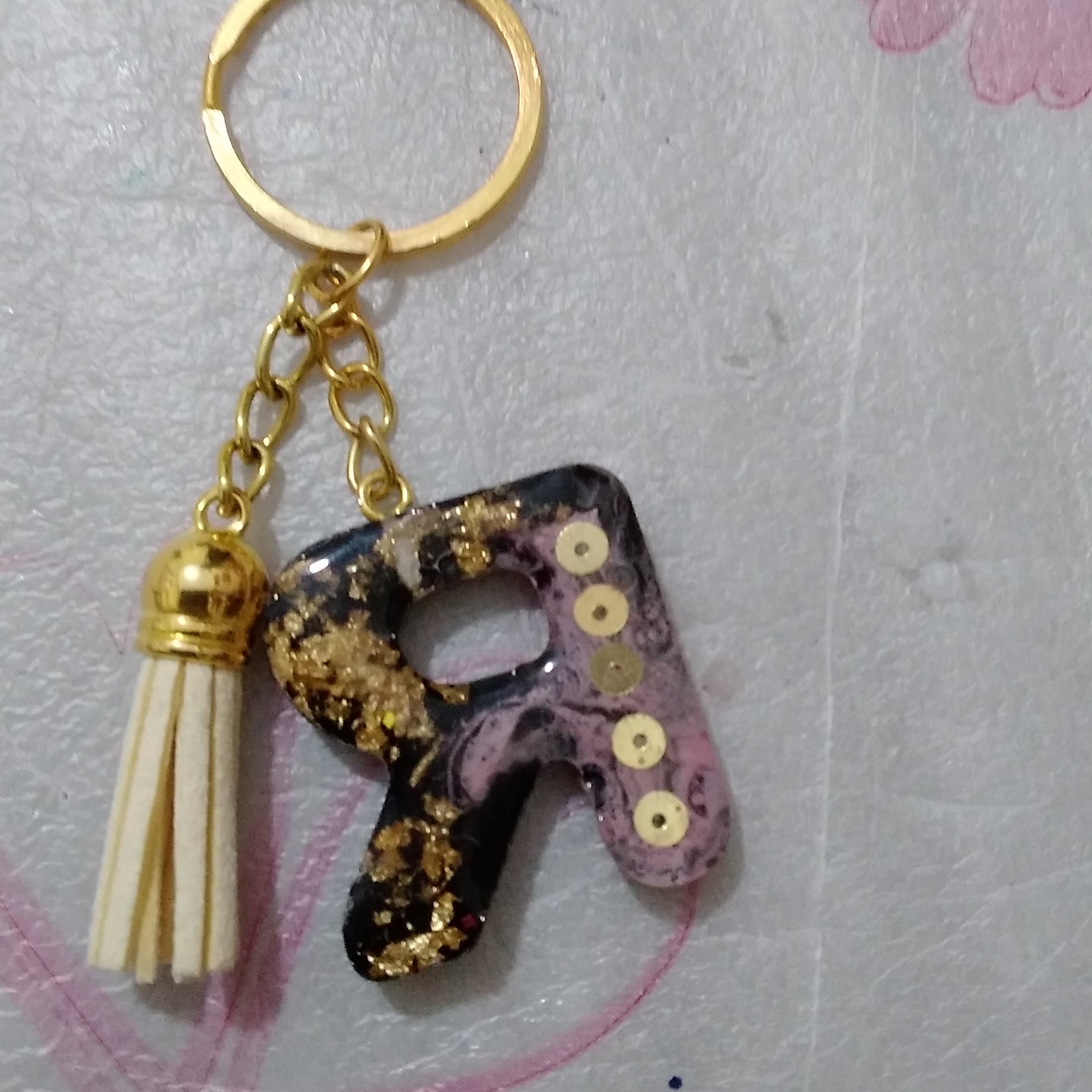 جاکلیدی رزینی حرف R منگوله دار