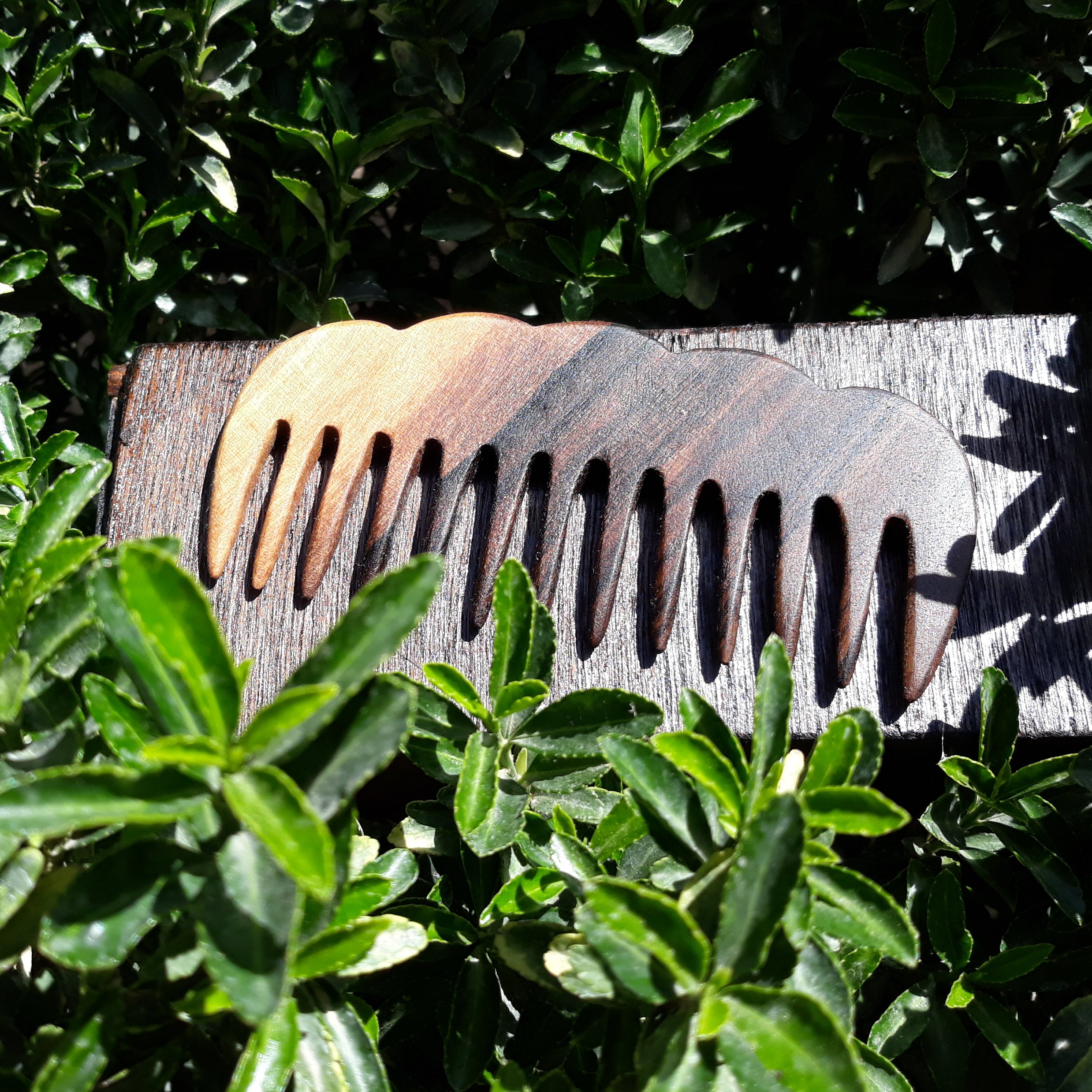 شانه چوبی دندانه متوسط عرض 5.5سانت دالبر دسته درشتر چوب گردو یک تکه دستساز چوبکده بید سفید