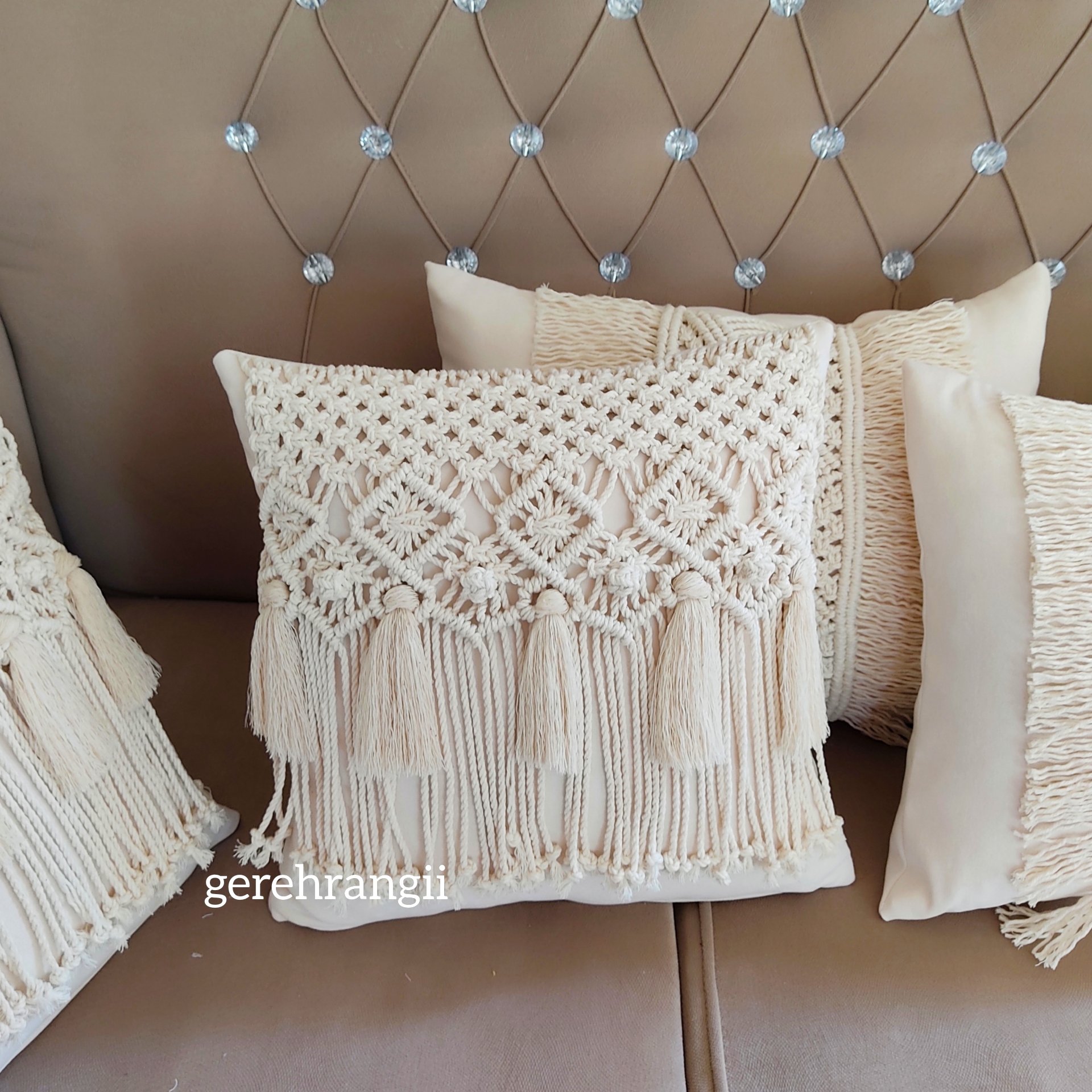 کوسن مکرومه سایز 40 رنگ شیری پارچه مخمل مبلی همراه با بالشتک الیاف داخلی