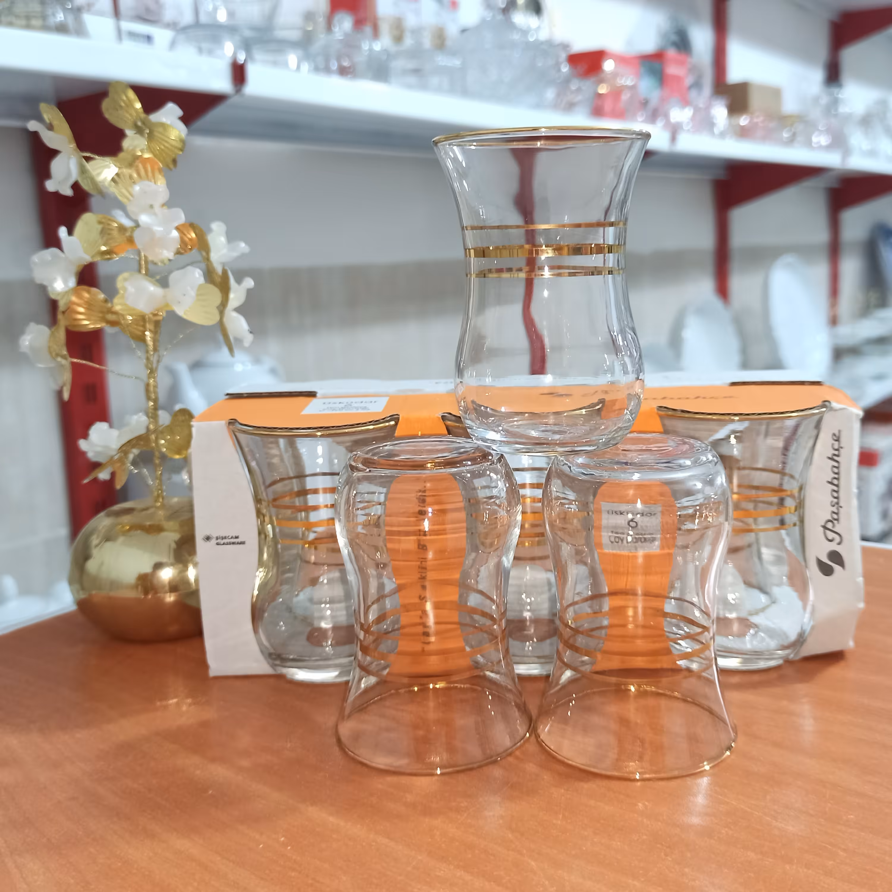 استکان کمرباریک،کمر و لب طلا،اصل و محصول کشور ترکیه صد در صد اورجینال و ضمانتی.طرح جدید و فوق العاده باکیفیت  