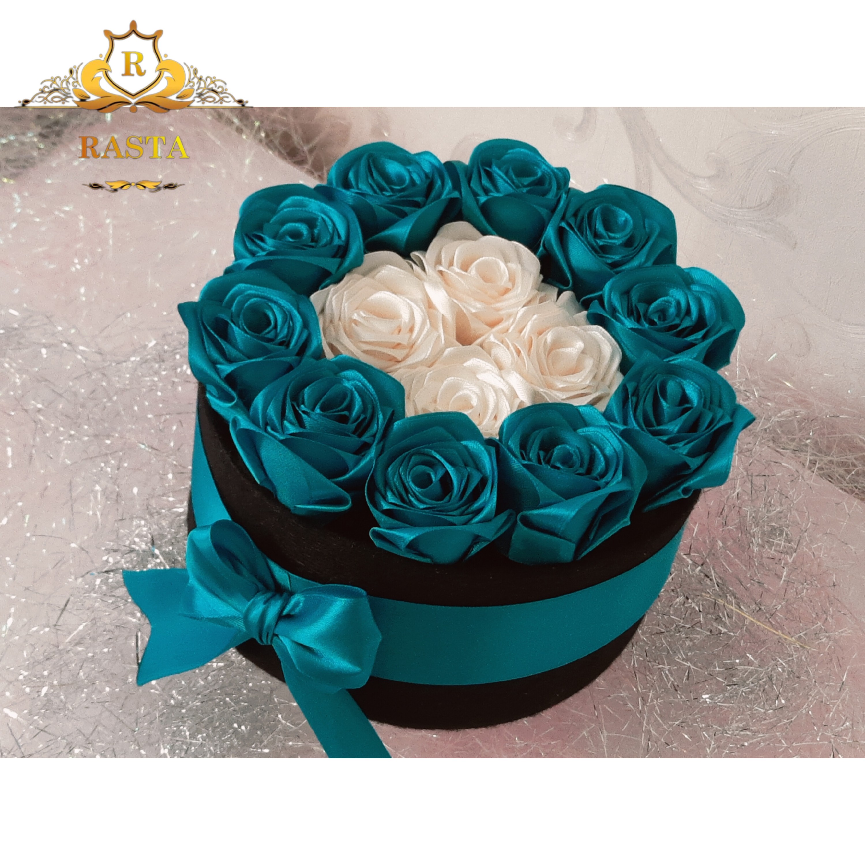 باکس گل رز روبانی آبی فیروزه ای و سفید 