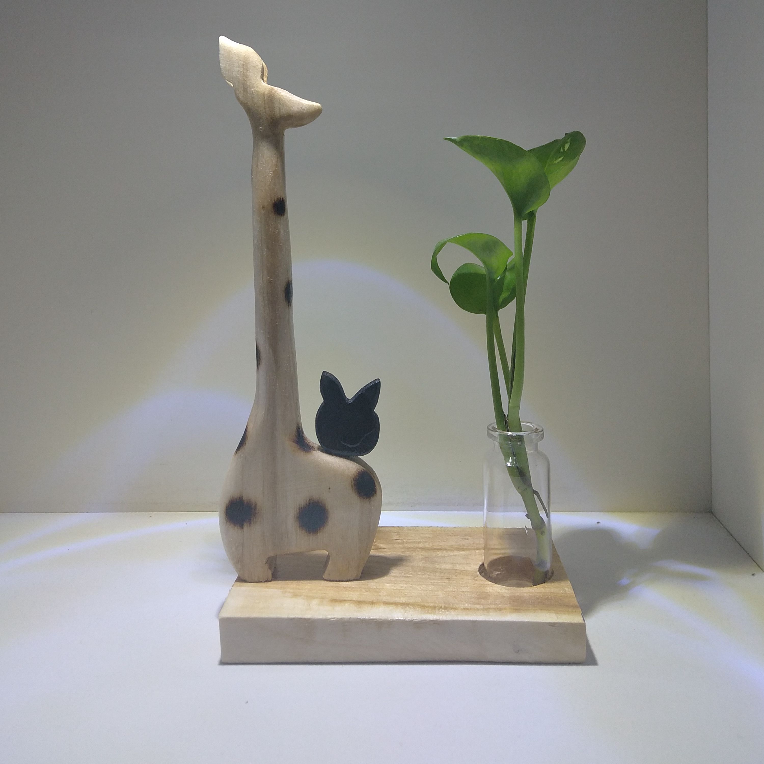 تندیس زرافه به همراه گل