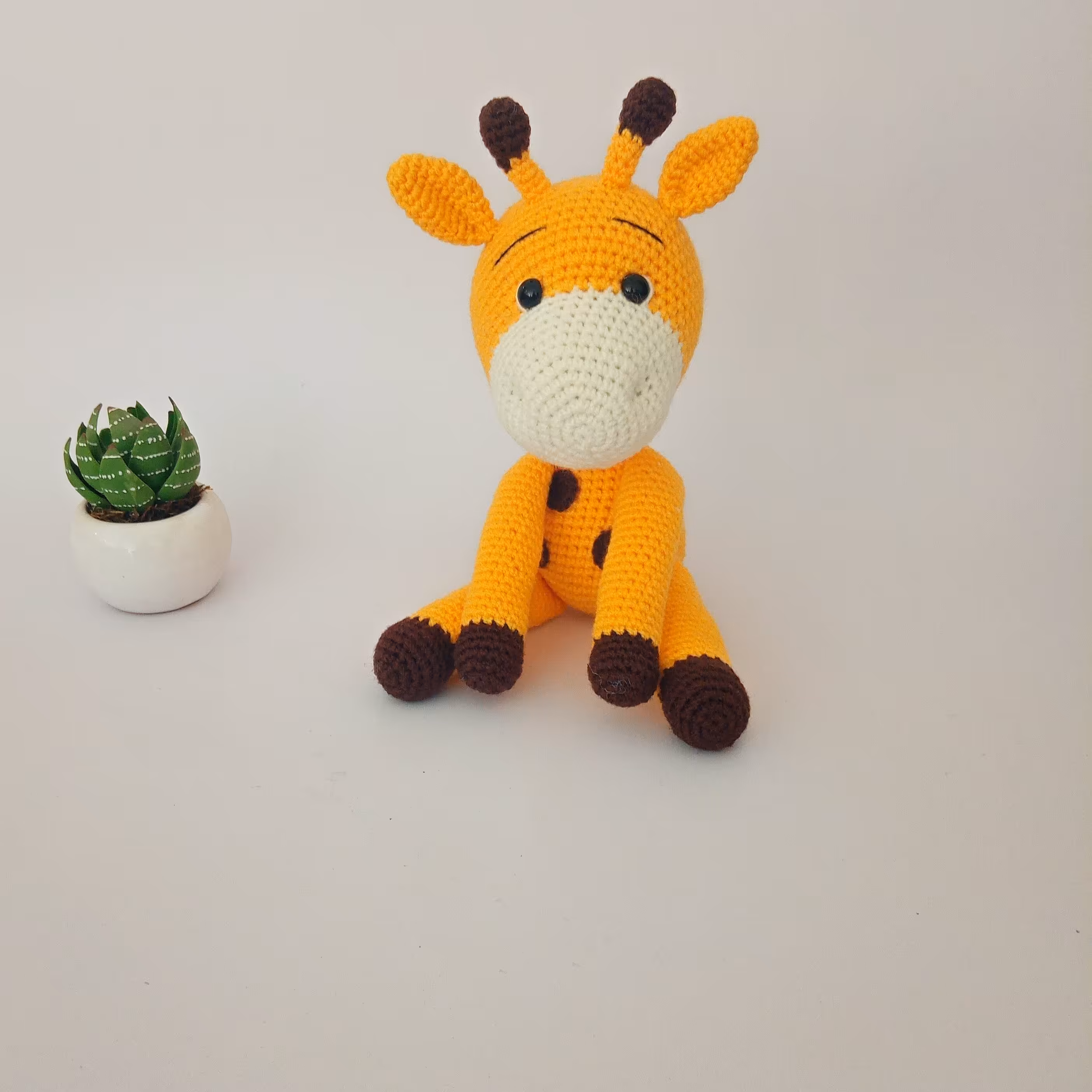 عروسک بافتنی زرافه قد نشسته کار حدودا 20 سانتی متره 