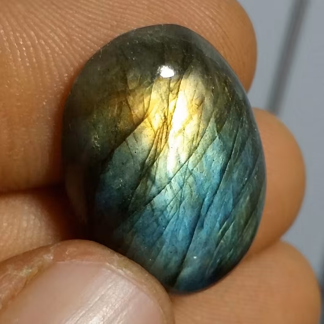 نگین لابرادوریت وارداتی از کشور لابرادور کانادا با تلالوئ بسیار بی نظیر و کمیاب کد 11446