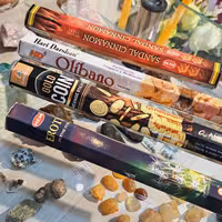 عود فراوانی شرکتی عود دارچین عود پاکسازی عود گلد کویین  عود شاخه ای عود 20عددی رایحه گرم اسانس پولئ عود کندر بوی پول