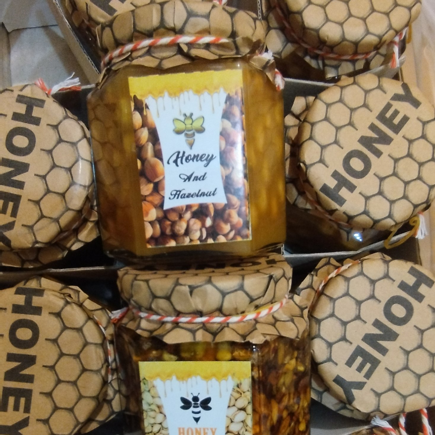 معجون عسل سفید ارمنی  honey and hazelnutآجیل دار400گرمی