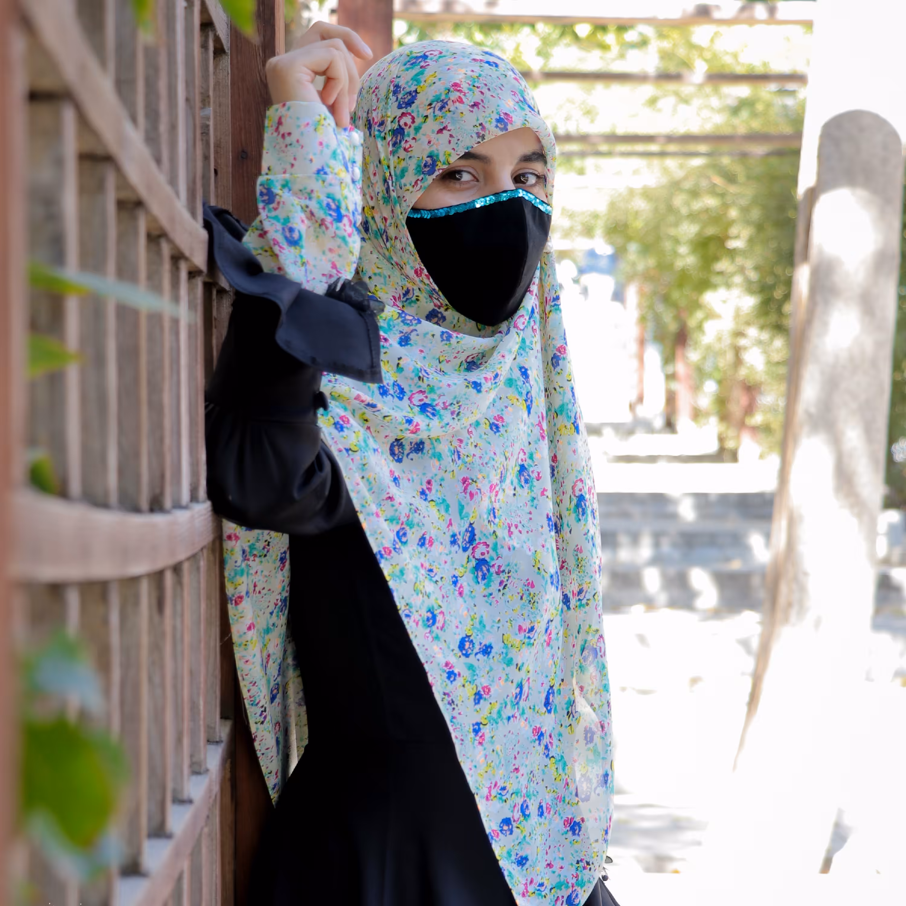 روسری حریر  ژرژت مزون حجاب تبسم قواره دار  با گل های بهاری همراه با هدیه 