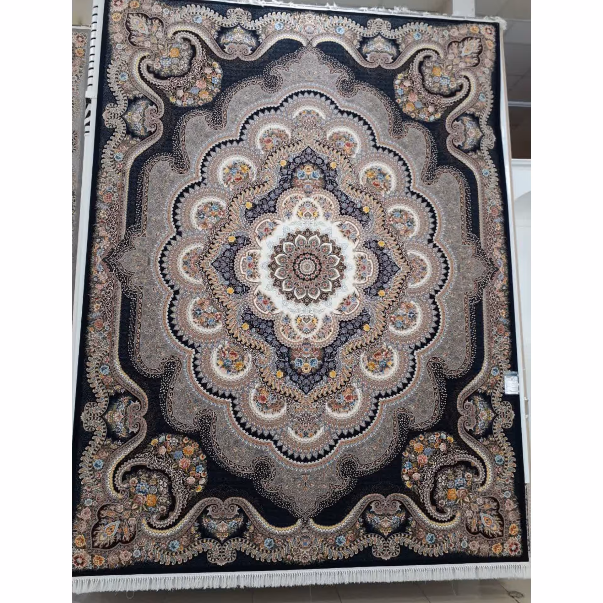 فرش ماشینی 1200 شانه اصل تراکم 3600 طرح باغ ملک زمینه سرمه ای 12 متری جنس اکرولیک