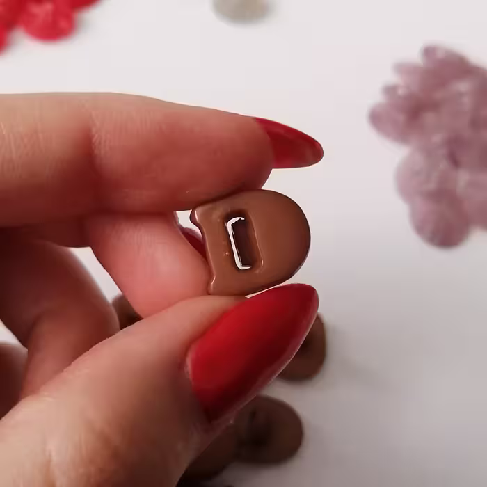 دکمه لباس حروف انگلیسی D قهوه ای پلاستیکی بسته 8 عددی     