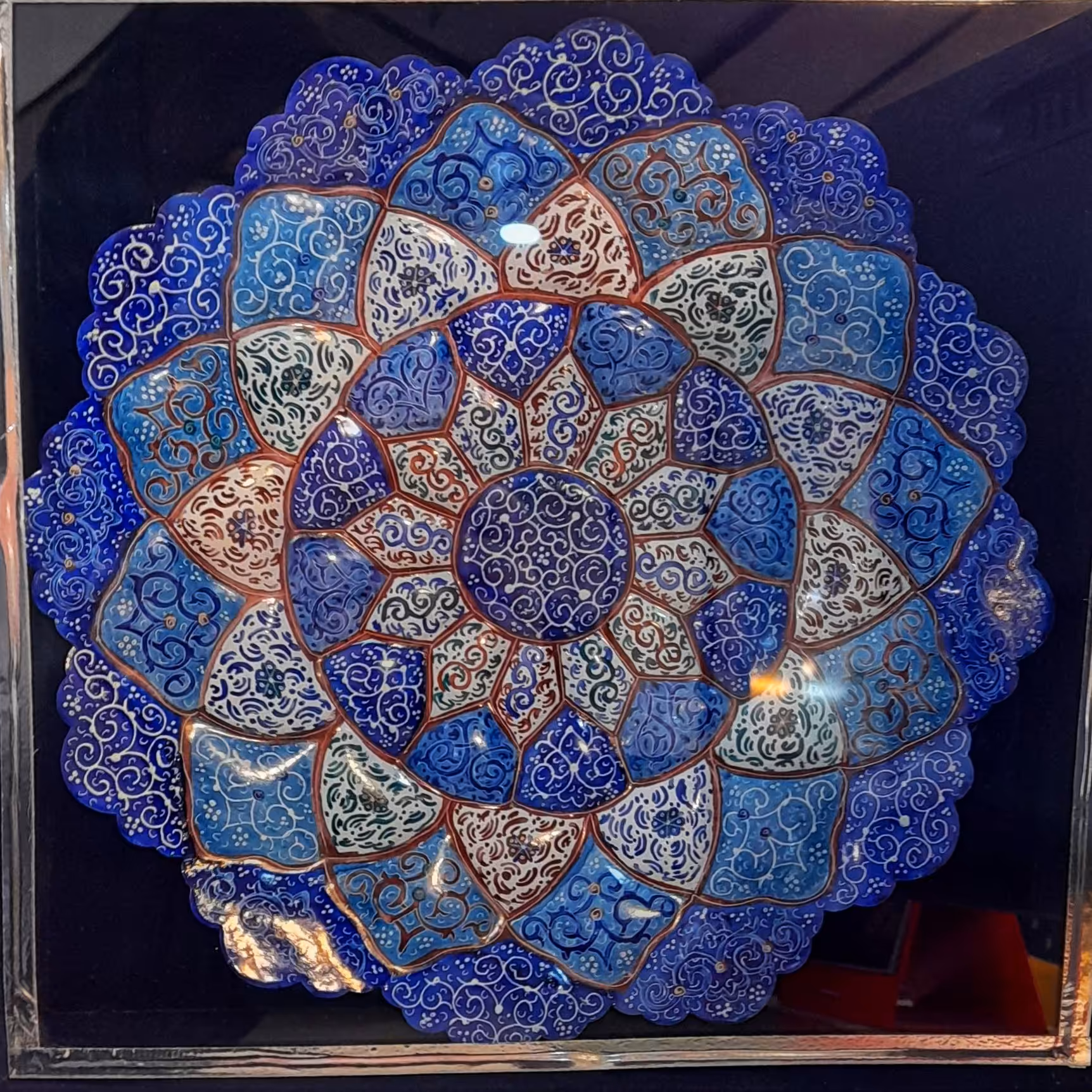 بشقاب میناکاری 25 سانتی همراه با قاب جیر شیشه دار