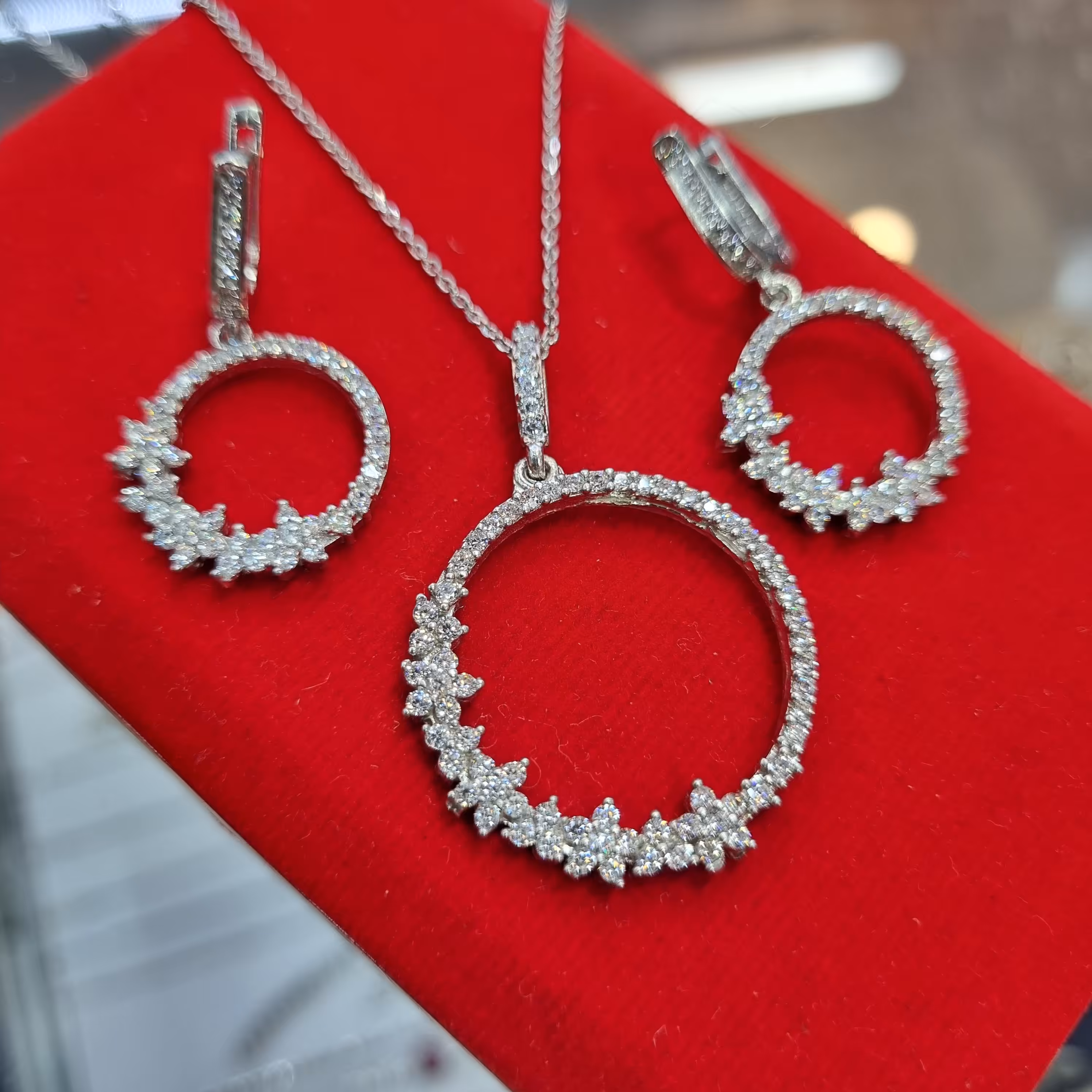 نیمست نقره میکرو (مدال.گوشواره و زنجیر) بسیار شیک با عیار 925 و آبکاری طلاسفید