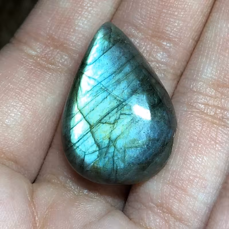 نگین لابرادوریت آبی با تلالویی بسیار زیبا و دیدنی از کشور لابرادور کانادا تراش اشکی شکل کد 108