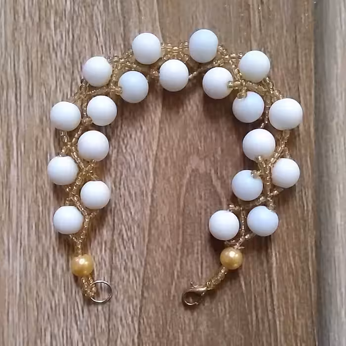 دستبند سنگ سفید برفی  مهره های سنگ اونیکس 