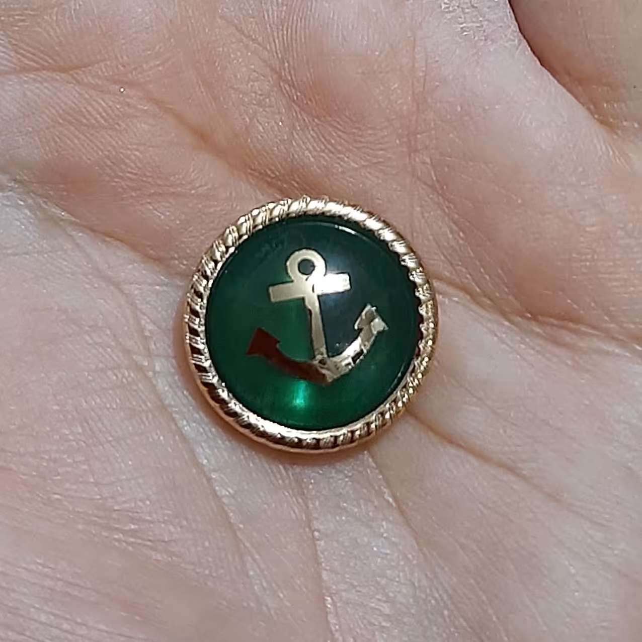 دکمه  سبز  طلایی . طرح لنگر . دور فلزی . سایز بزرگ  2 سانتی.