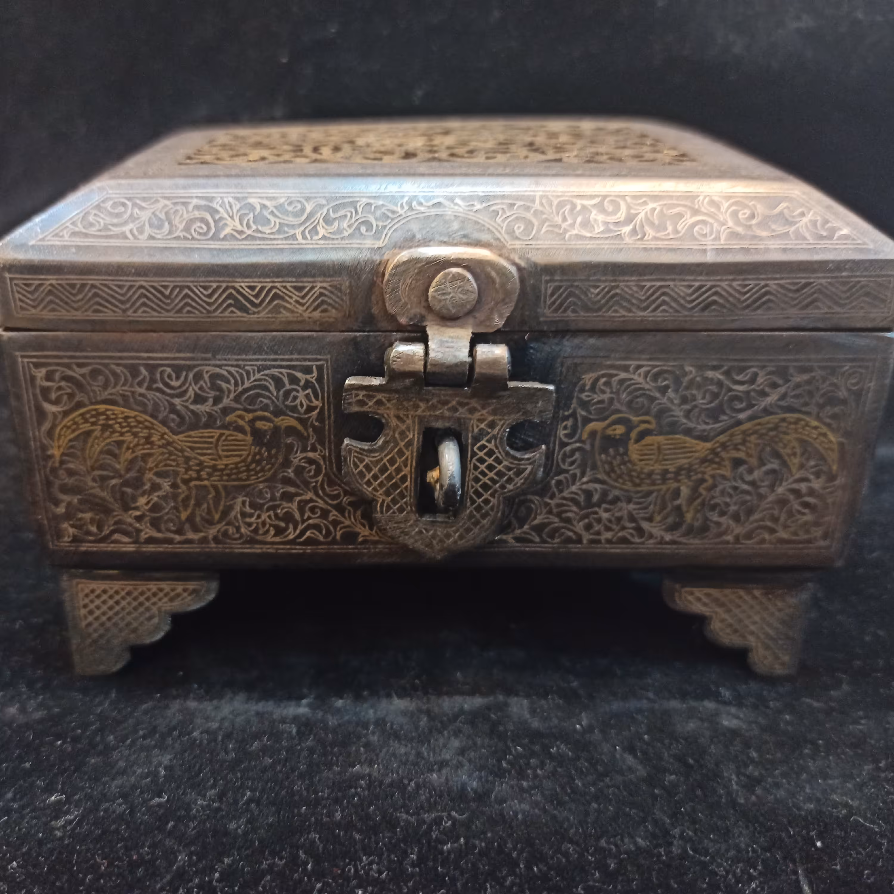 صندوقچه جواهر فولادی شبکه‌ای با قلم طلا و نقره