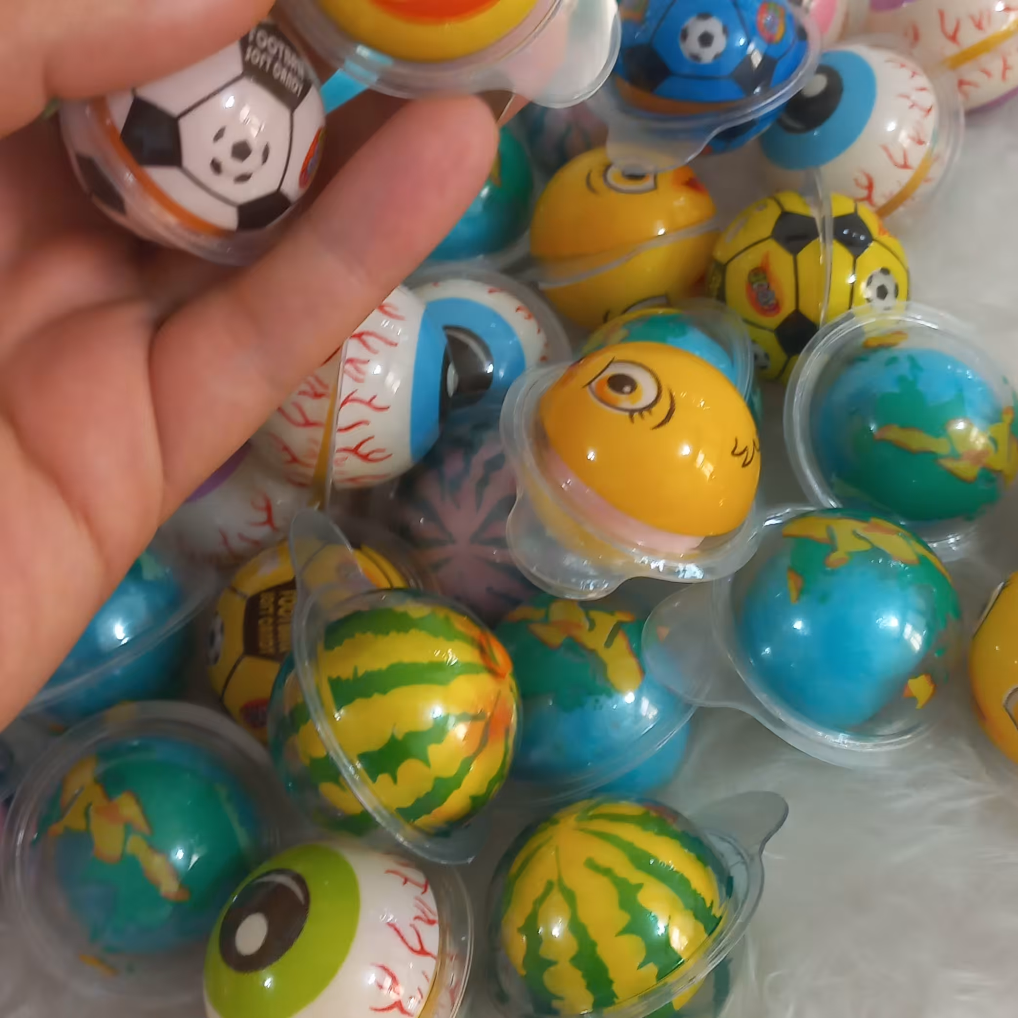 آدامس توپی شکلی خارجی و آدامس موزی و توت فرنگی و آدامس تریدنت موجود میباشد