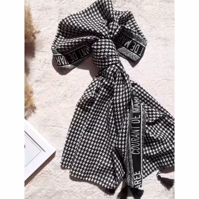 شال پاییزه و زمستانه پیچازی سفید مشکی