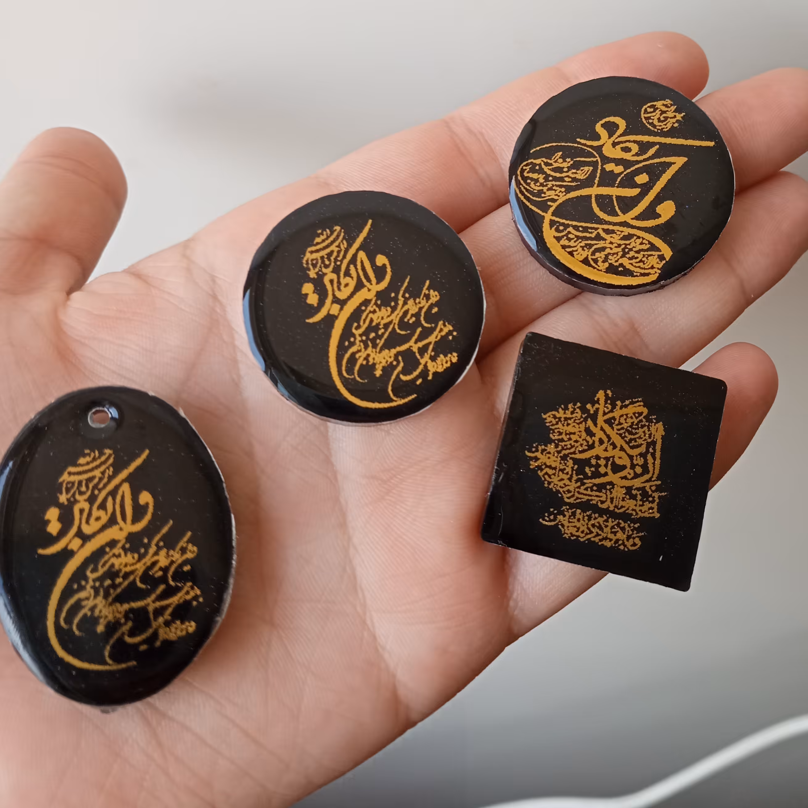 گردبند زیبای وانیکاد طلایی با زمینه مشکی