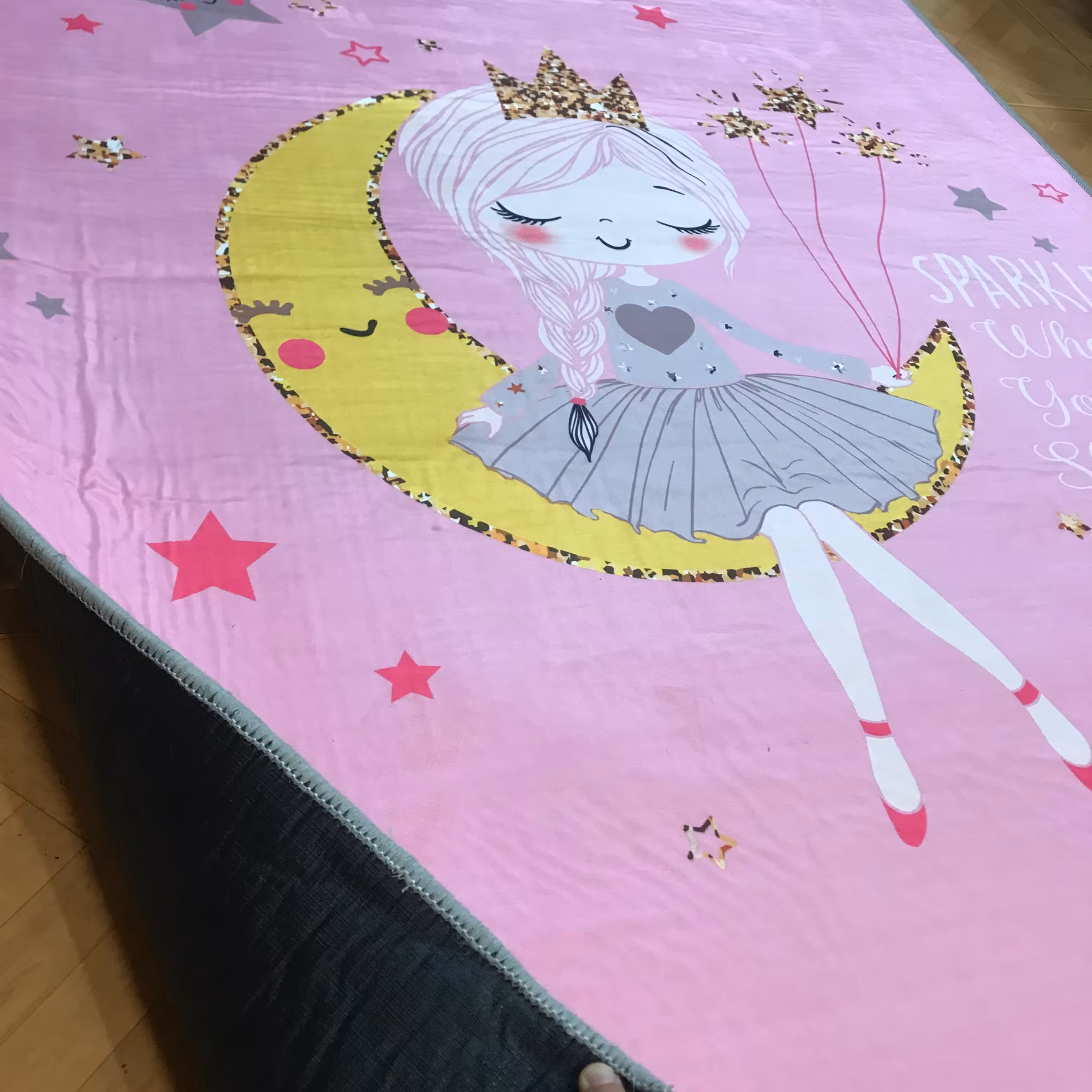 روتختی و دو عدد پرده و فرش کودک طرح دختر ماه سوار 1  بروا گالری با کیفیت عالی