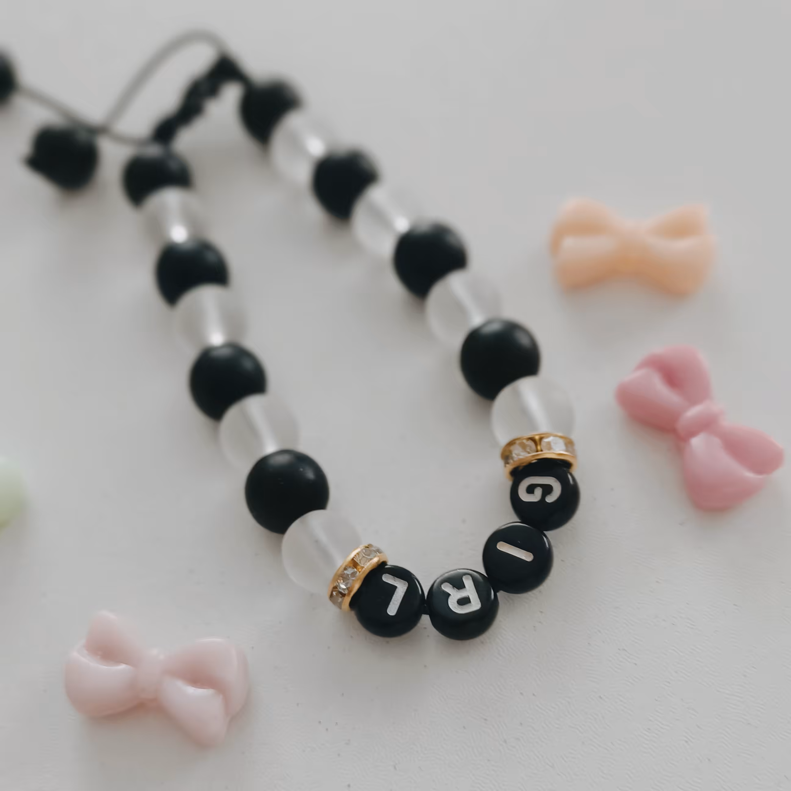 دستبند با مروارید مشکی و سفید