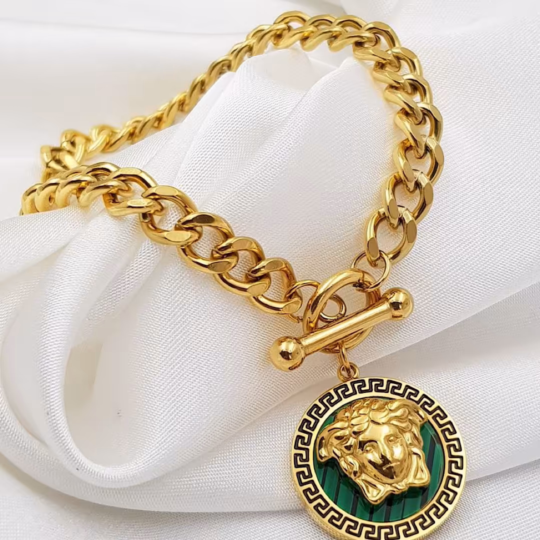 دستبند ورساچه استیل بند کارتیر قفل تی (سبز)