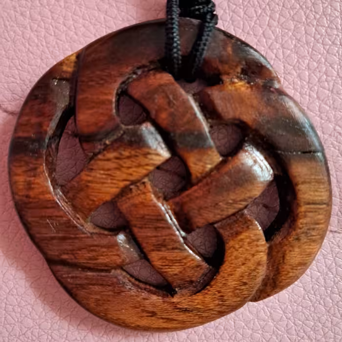 گردنبند چوبی طرح بافت مارپیچ