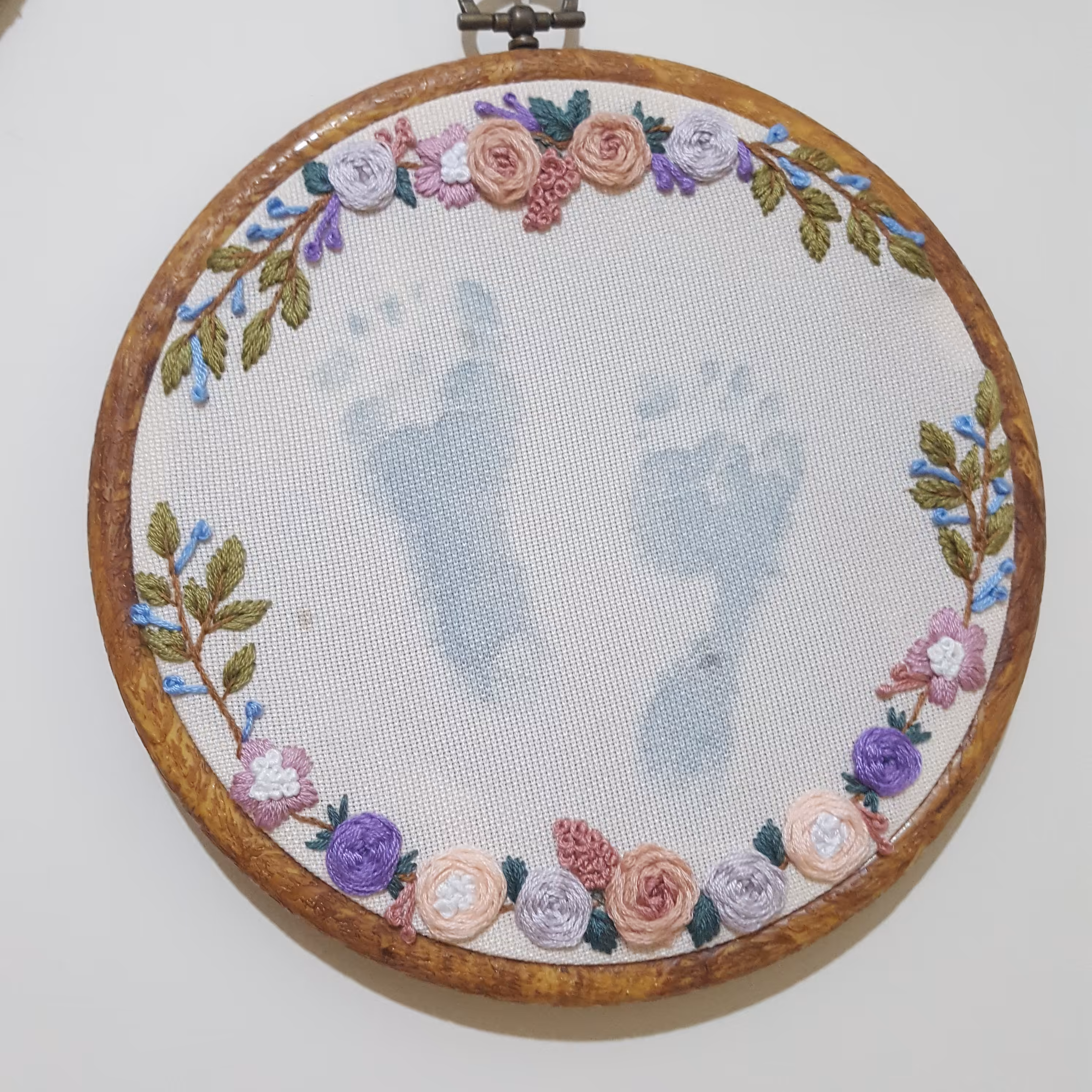 تابلوی گلدوزی شده مختص رد پای کودک با رنگ و طرح دلخواه