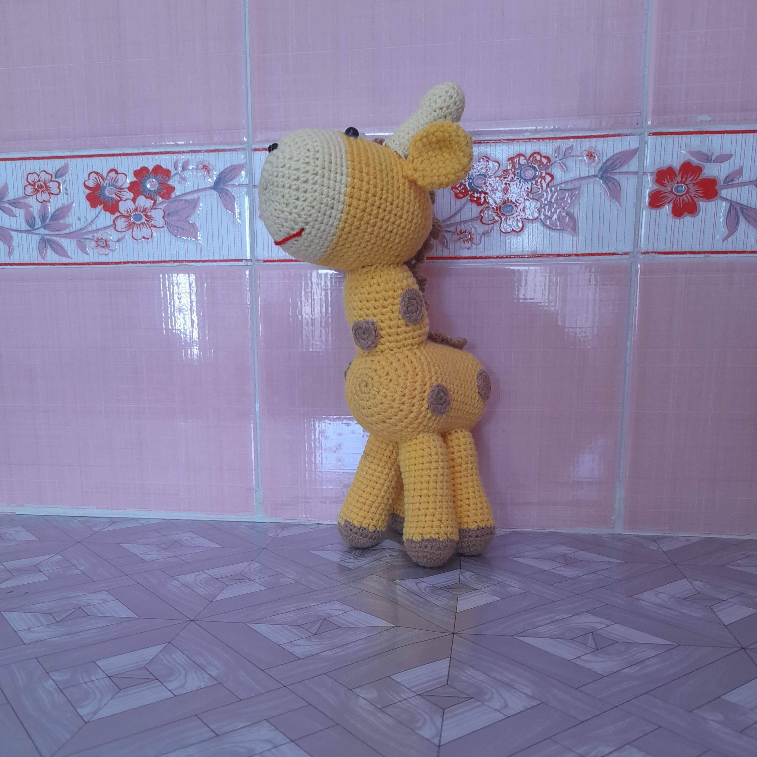 عروسک زرافه ایستاده