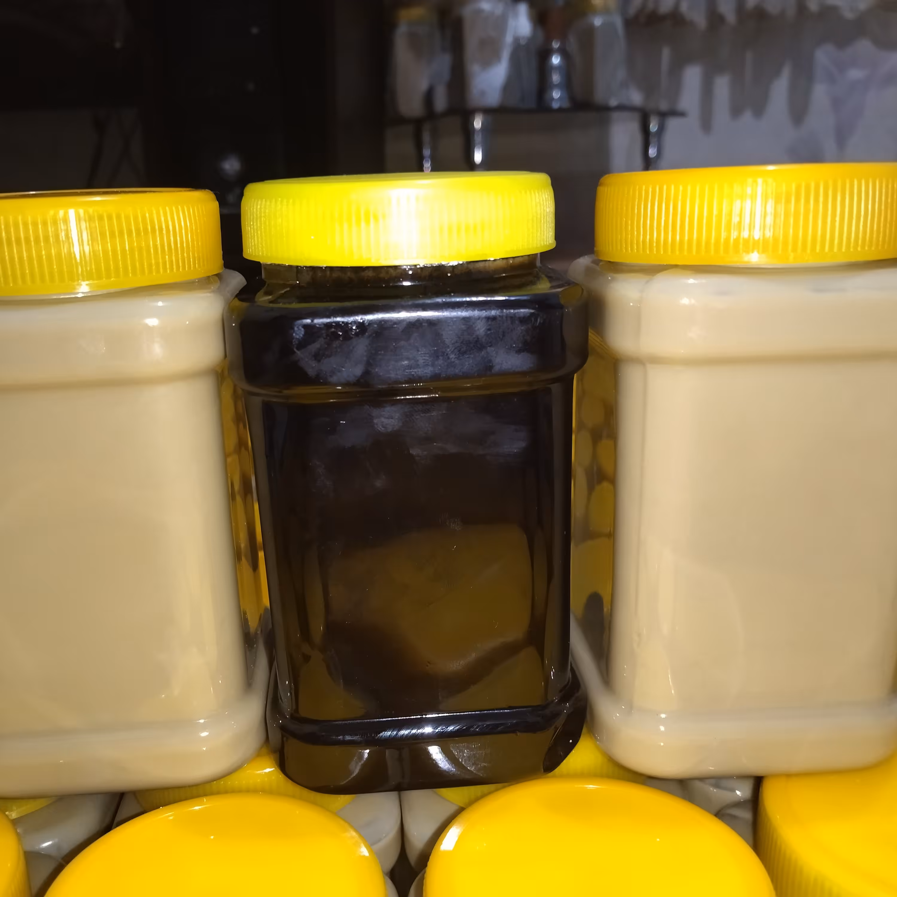 ارده کنجد  و چهار شیره ( دو عدد ارده 700 گرمی  و یک عدد چهارشیره یک کیلویی) مجموع 2400 گرم