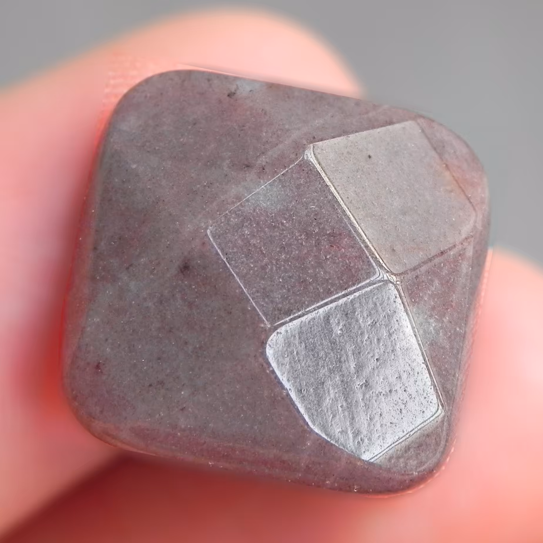 نگین عقیق بنفش اصل معدنی تراش برلیان مناسب ساخت آویز 