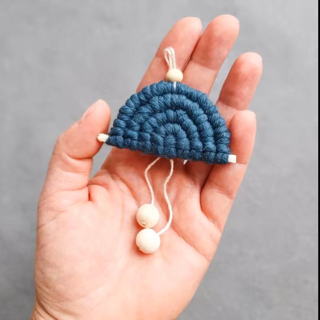 آویز خودرو مکرومه بافی با مهره چوبی