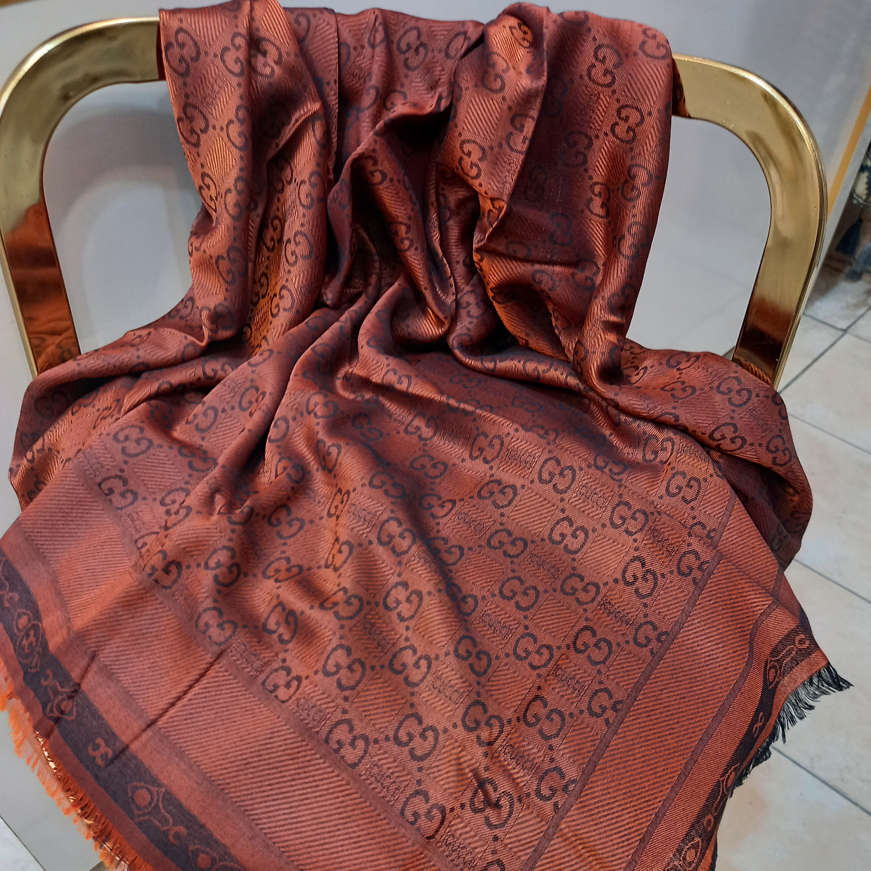 روسری ژاکارد دوررو قواره 140 تک رنگ طرحبندی ایستایی عالی روی سر