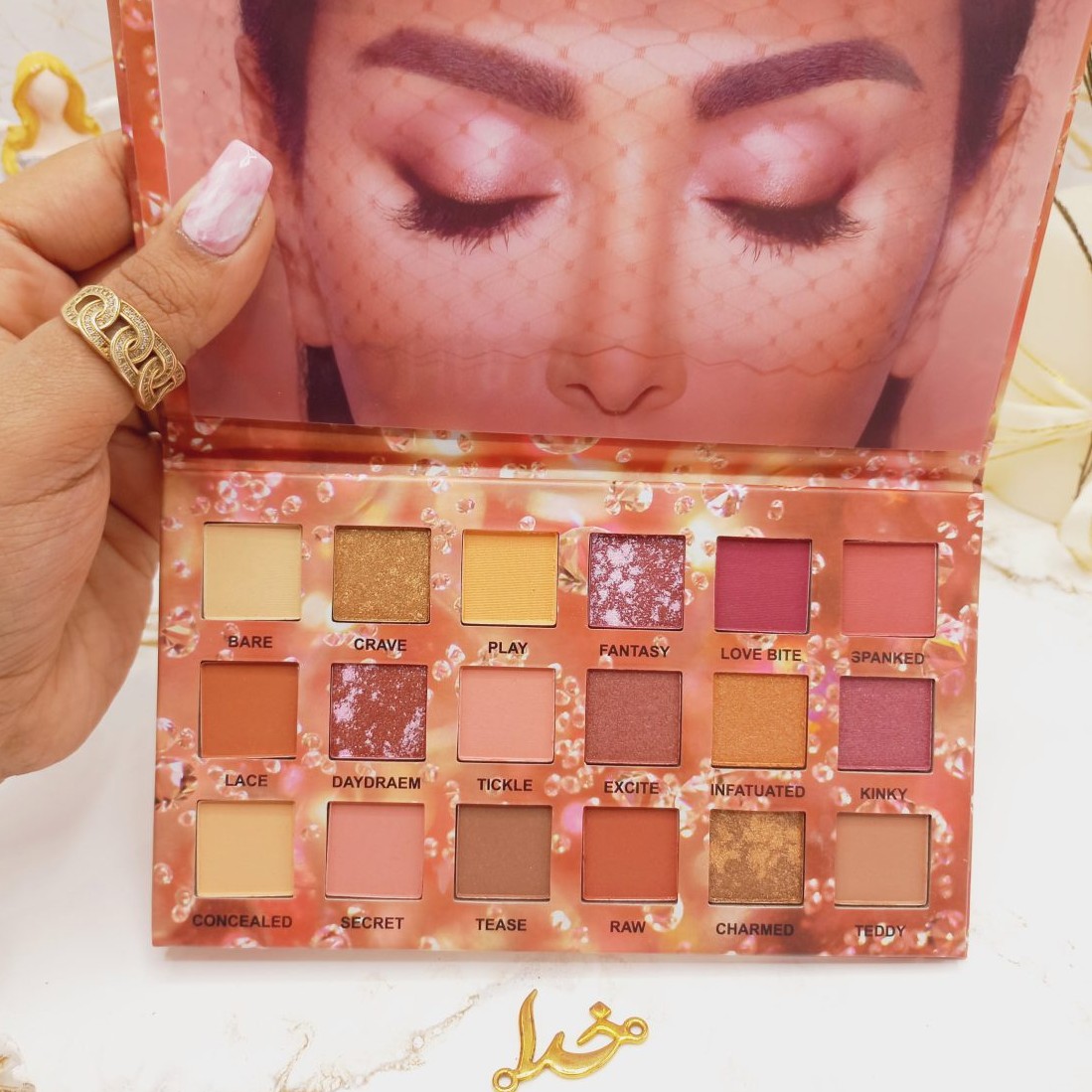 پالت سایه چشم 18 رنگ هدا بیوتی آیینه دار شامل رنگ بندی شاین و مات HUDABEAUTY کد 03 جلد قرمز