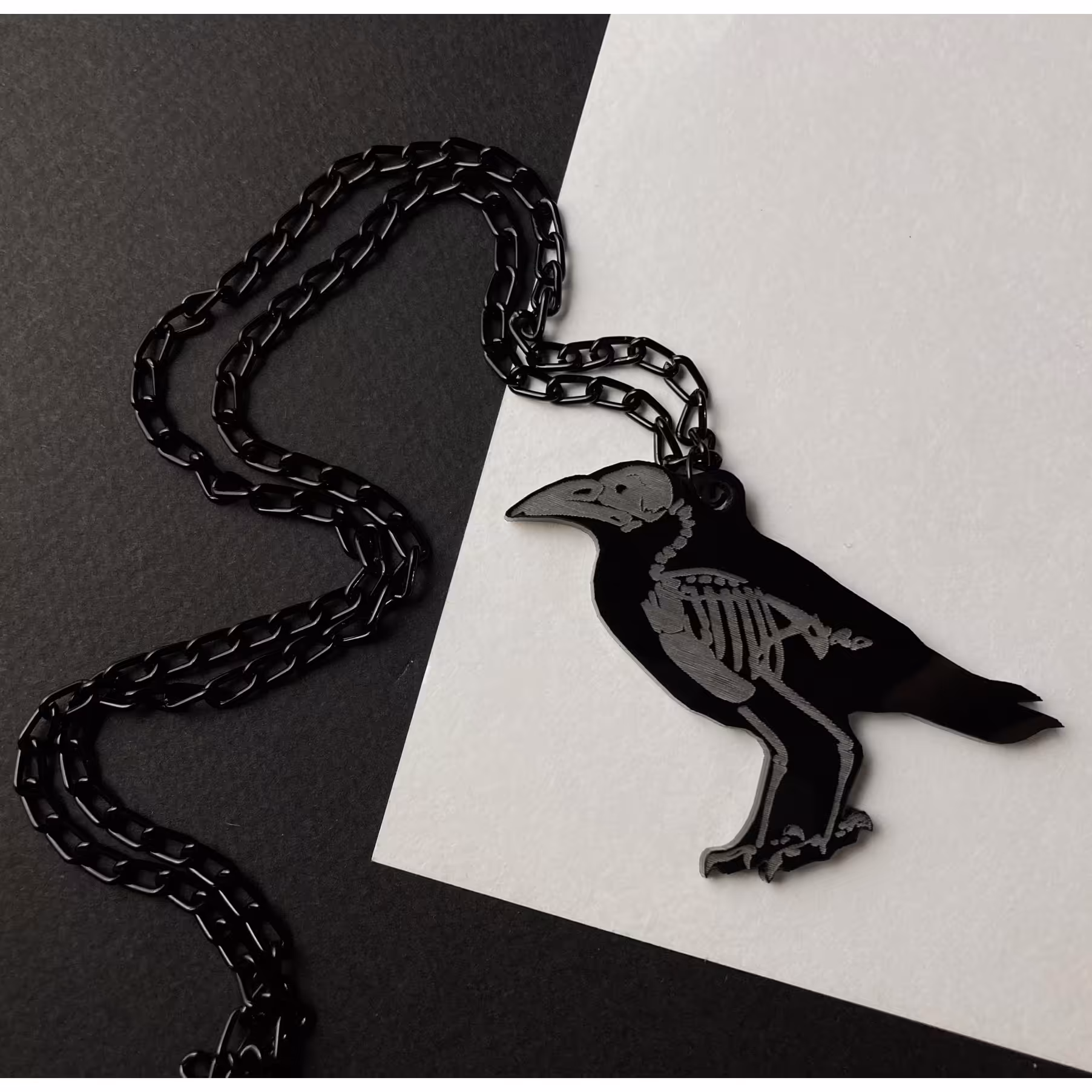 گردنبند دارک خفن حک شده طرح کلاغ اسکلتی پلکسی گلس مشکی خارجی