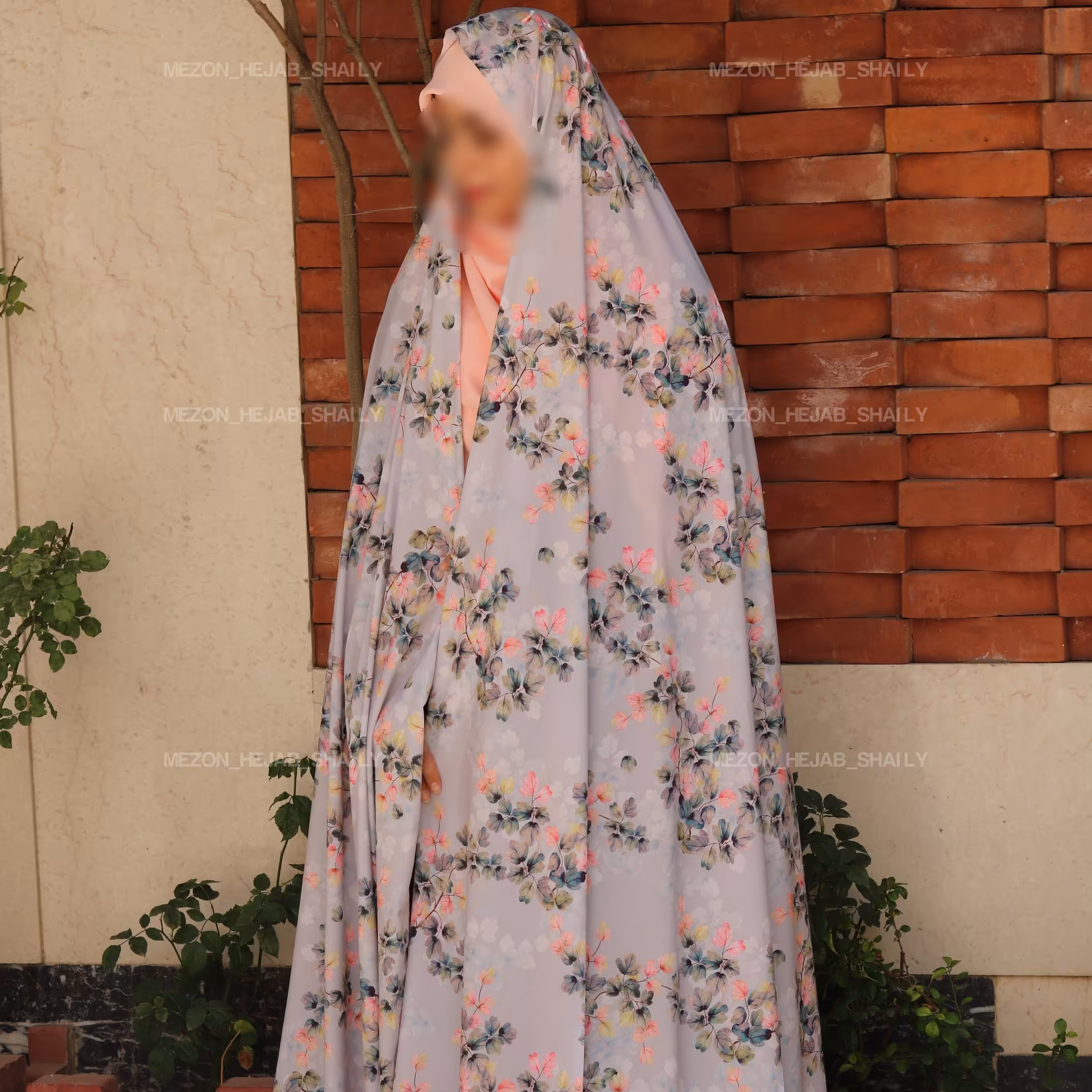 پارچه چادری سوپر سافت طرح گلبرگی زمینه طوسی روشن قواره4متر عرض 150