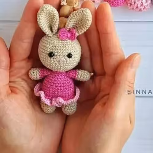 آویز  بافتنی خرگوش کوچولو مناسب جاکلیدی 