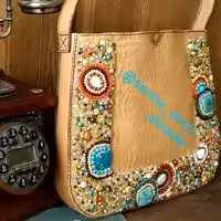 کیف چرم دست دوز  سنگ دوزی شده  سنگهای طبیعی و خوشرنگ کاملا دوخت شده 