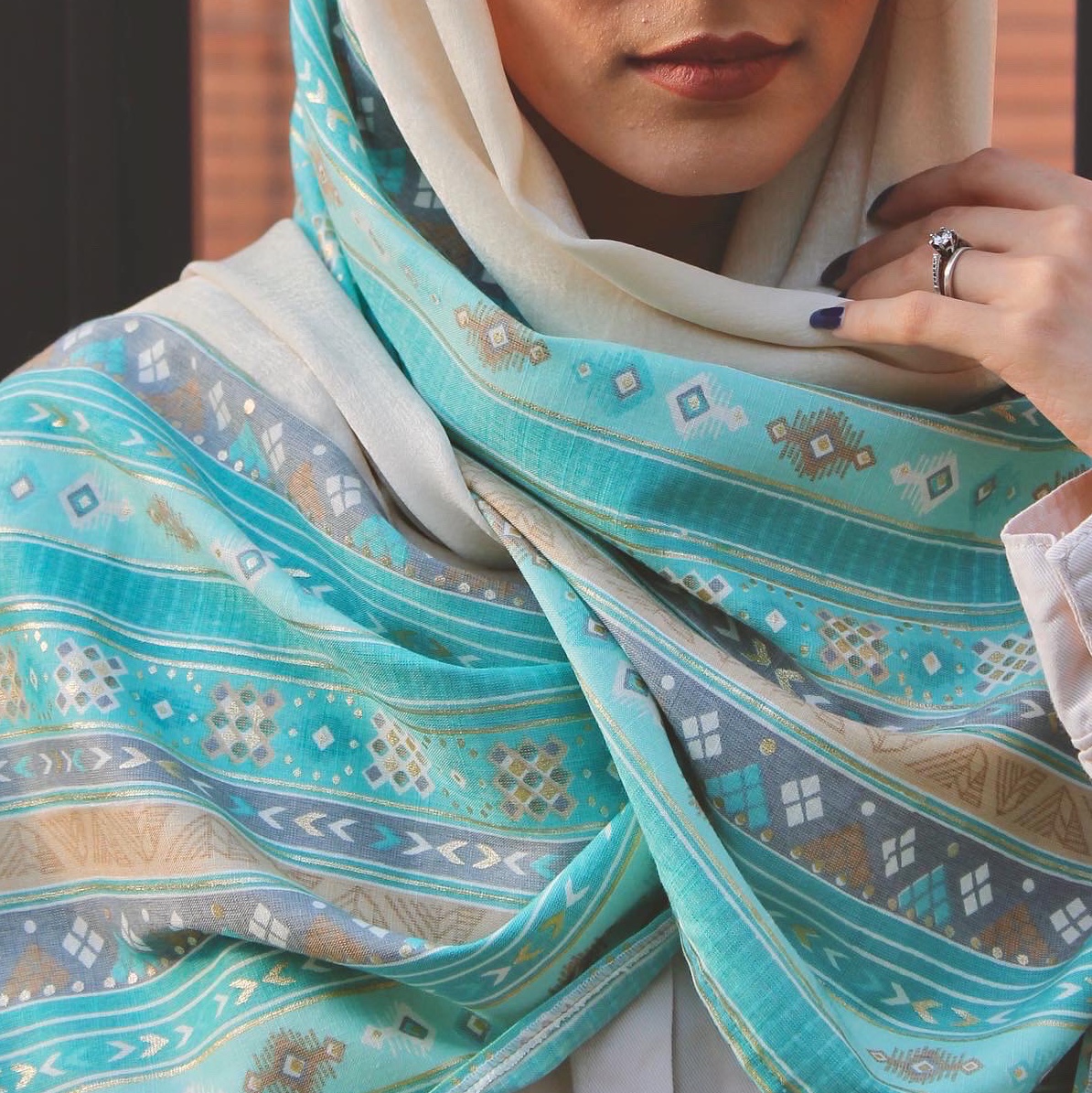 شال کرم و آبی فیروزه ای