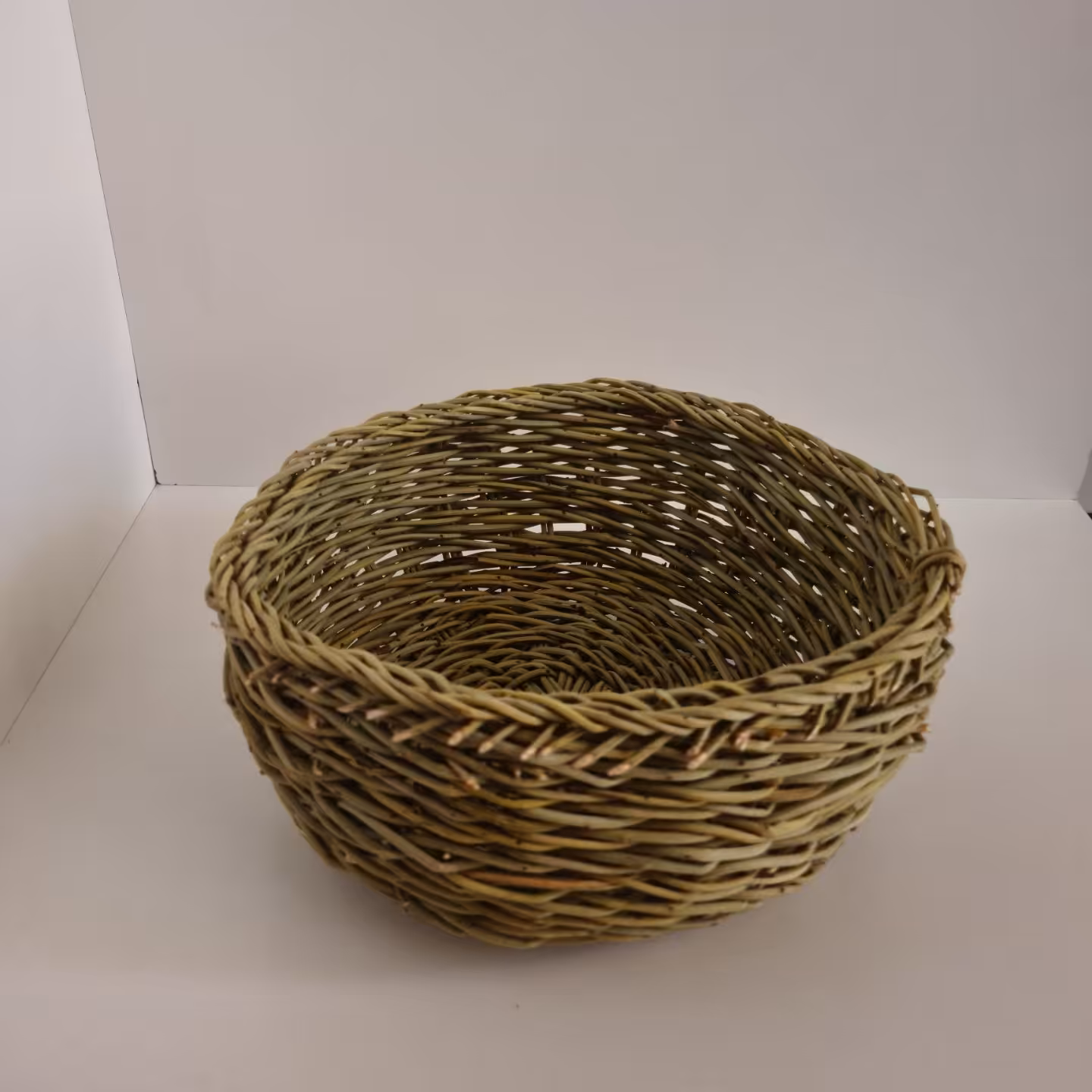 سبد بادومی  گود قطر  تقریبی 20 سانت (پس کرایه)