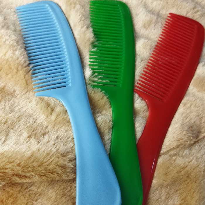 شانه حمام دارای دسته بلند در بسته بندی 18 عددی و حداقل 4 رنگ مختلف در یک بسته