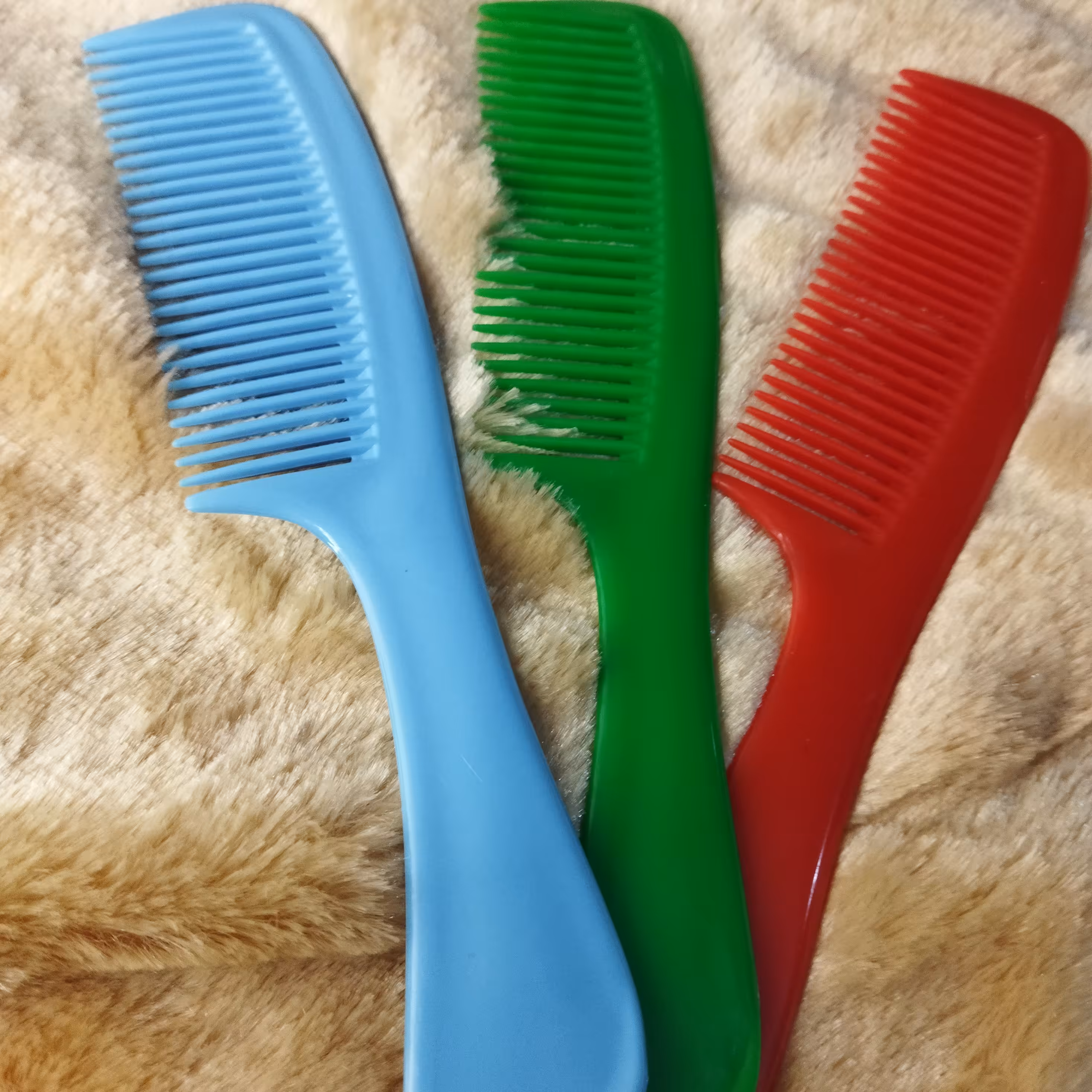 شانه حمام دارای دسته بلند در بسته بندی 18 عددی و حداقل 4 رنگ مختلف در یک بسته