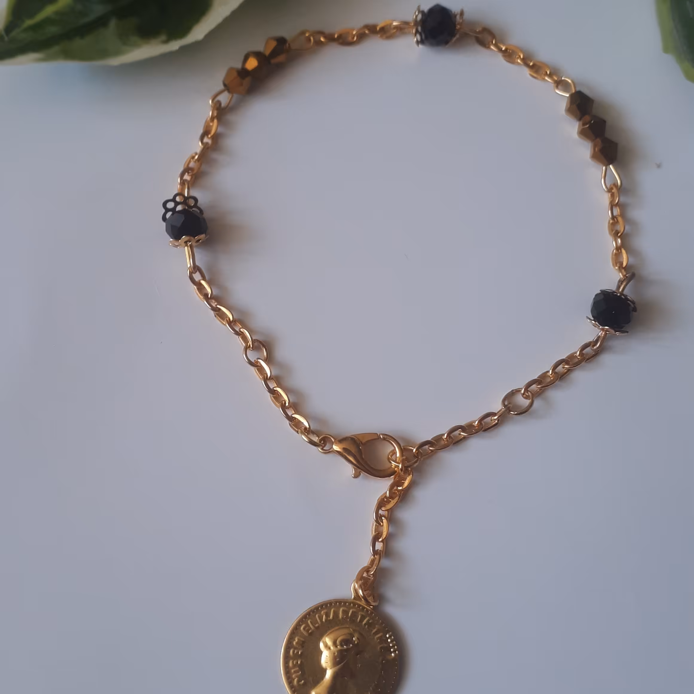 دستبند کریستال با زنجیر طلایی ضد  اب ورنگ ثابت مناسب هر سایزی 